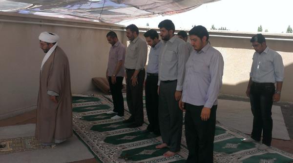 برگزاری مراسم قرائت قرآن و نماز جماعت ظهر و عصر در ایام ماه مبارک رمضان