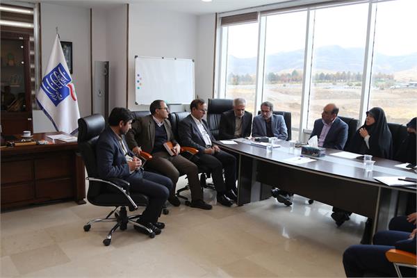 بررسی درخواست ها، مشکلات و پیشنهادات کارمندان و بازنشستگان ایثارگر خانواده وزارت ارتباطات و فناوری اطلاعات استان زنجان در میز خدمت