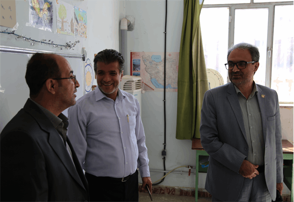 بازدید از مدرسه روستای نقطه بندی در جریان بهره برداری از سایت ارتباطی روستا