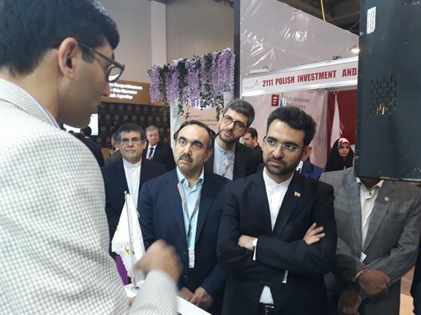 بازدید وزیر ارتباطات از دستاورد شرکت دانش بنیان زنجانی در نمایشگاه باکوتل